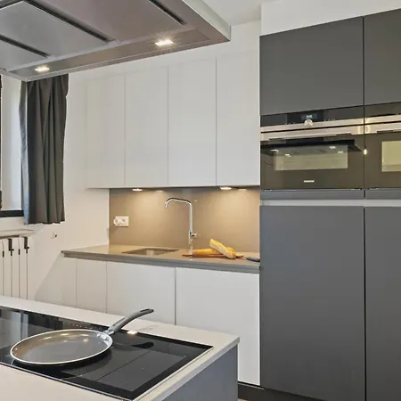 Holiday home Oostwest - Ruime Woning Met Tuin Nabij